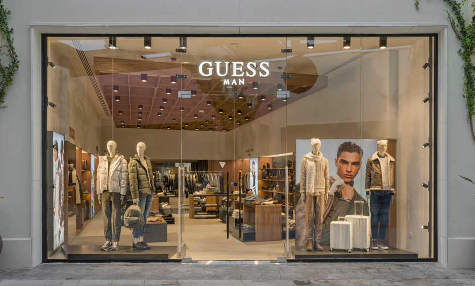 Exterior de la nueva tienda GUESS Man en La Zenia Boulevard, Benidorm, ofreciendo una experiencia de compra exclusiva y sofisticada.